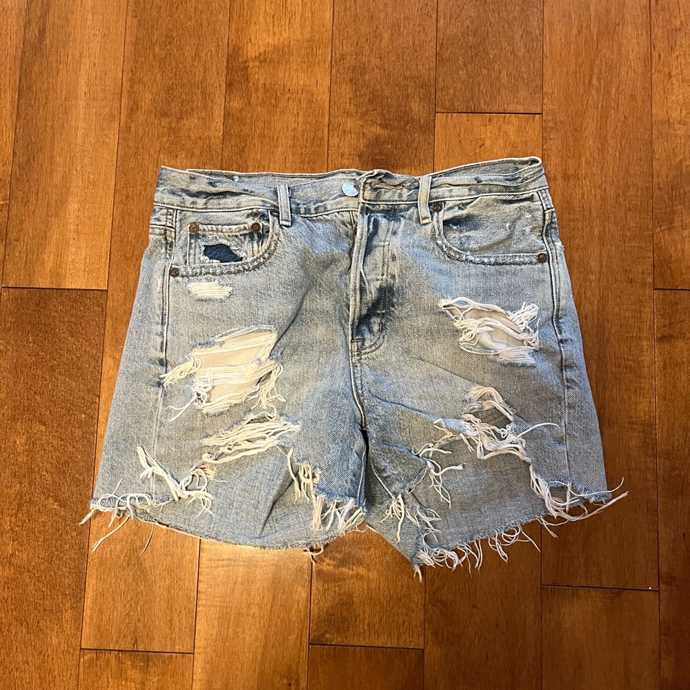 AMERICAN EAGLE LIGHTWASH BLUE JEAN SHORTS